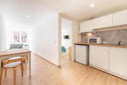 Bright Minimalist Home - 7 mins from Santos Station - image 9